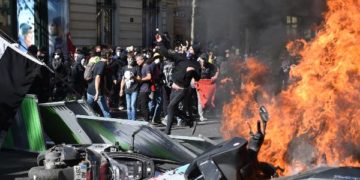Se reactivan protestas de “chalecos amarillos” en Francia