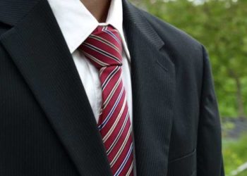 La corbata da elegancia a los hombres