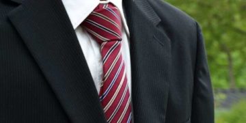 La corbata da elegancia a los hombres