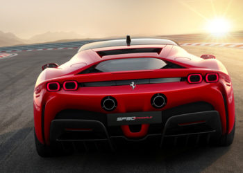 #VIDEO Tratan de rebasar un Ferrari y terminan volcados
