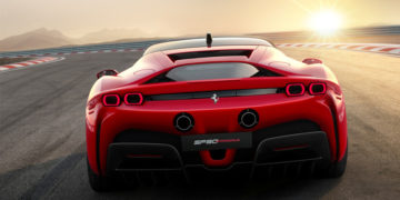 #VIDEO Tratan de rebasar un Ferrari y terminan volcados