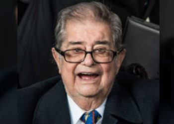 A Miguel León Portilla le es entregada la medalla  Nezahualcóyotl