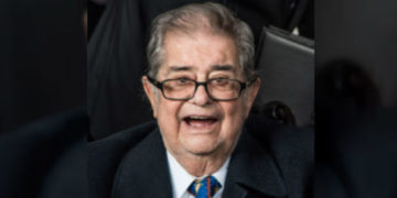 A Miguel León Portilla le es entregada la medalla  Nezahualcóyotl