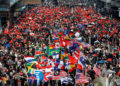 #VIDEO Manifestantes de Hong Kong se apoyan de banderas extranjeras