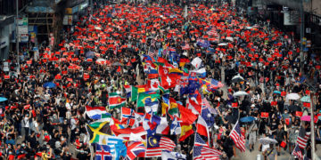 #VIDEO Manifestantes de Hong Kong se apoyan de banderas extranjeras