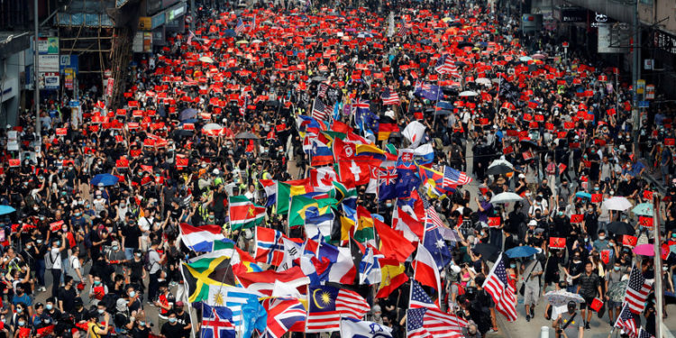 #VIDEO Manifestantes de Hong Kong se apoyan de banderas extranjeras