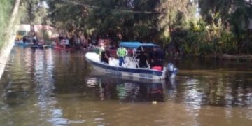 #VIDEO Instante en que joven cae de trajinera en Xochimilco y muere