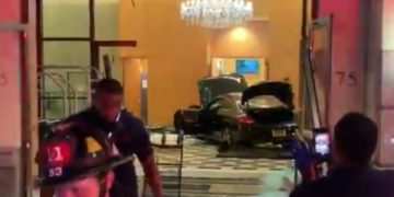 Auto se estrella contra el lobby del Trump Plaza en Nueva York