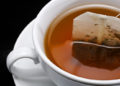 Alertan que té en bolsa contamina la bebida con miles de millones de partículas de microplástico