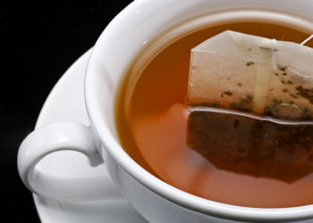 Alertan que té en bolsa contamina la bebida con miles de millones de partículas de microplástico