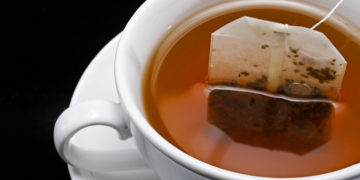 Alertan que té en bolsa contamina la bebida con miles de millones de partículas de microplástico
