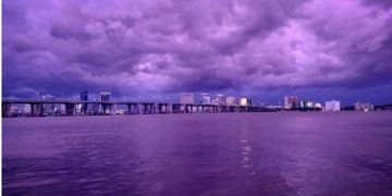 El cielo se pinta de púrpura, al pasar el huracán Dorian por Florida
