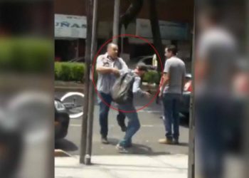 #VIDEO Histérico conductor violenta a ciclista y azota su bici en CDMX