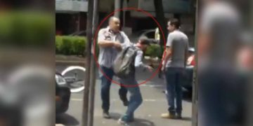 #VIDEO Histérico conductor violenta a ciclista y azota su bici en CDMX