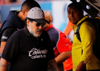 De vuelta a Argentina, Maradona para dirigir al club Gimnasia y Esgrima