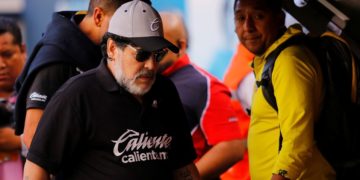 De vuelta a Argentina, Maradona para dirigir al club Gimnasia y Esgrima