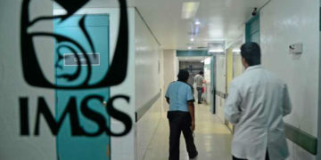 Suspenden a directora del IMSS por decir que pacientes “se fueran a morir a su casa”
