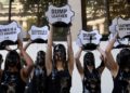 Protestan ecologistas por impacto negativo en el Medio Ambiente en la Semana de la Moda de Londres