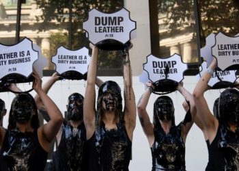 Protestan ecologistas por impacto negativo en el Medio Ambiente en la Semana de la Moda de Londres
