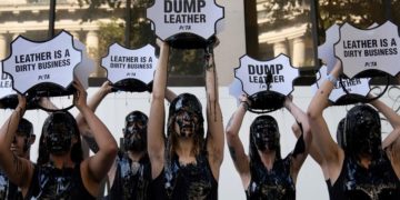 Protestan ecologistas por impacto negativo en el Medio Ambiente en la Semana de la Moda de Londres
