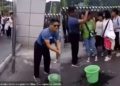 #VIDEO Maestro desmaquilla a trapazos a alumnas antes de entrar a clases