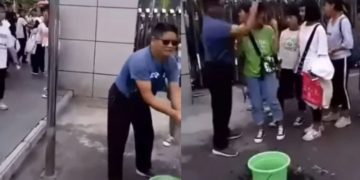 #VIDEO Maestro desmaquilla a trapazos a alumnas antes de entrar a clases