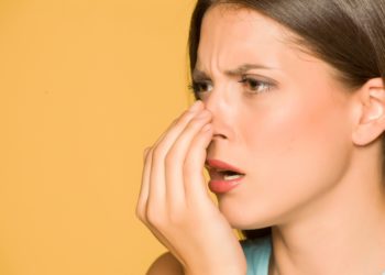 ¿Cómo solucionar el mal aliento y cuáles son sus causas?
