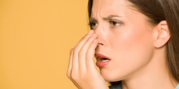 ¿Cómo solucionar el mal aliento y cuáles son sus causas?