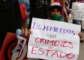 Mujeres feministas marchan  hacia el Ángel de la Independencia