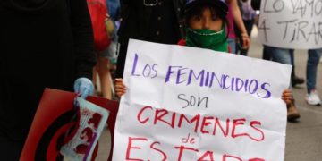 Mujeres feministas marchan  hacia el Ángel de la Independencia
