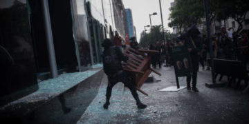 Comerciantes reportan pérdidas millonarias tras marcha de Ayotzinapa en CdMx