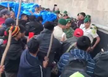 #VIDEO Policía militar es apaleada afuera de Palacio Nacional