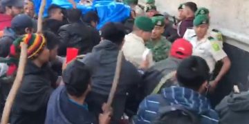 #VIDEO Policía militar es apaleada afuera de Palacio Nacional