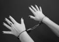 Mujer torturó y secuestró a empleada doméstica y es detenida por la Interpol