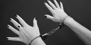 Mujer torturó y secuestró a empleada doméstica y es detenida por la Interpol