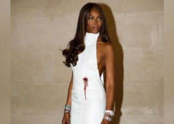 Duras críticas a Naomi Campbell tras llevar un vestido con balazo simulado