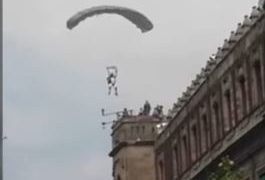 #VIDEOS Paracaidista cae y sufre accidente durante desfile militar