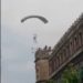 #VIDEOS Paracaidista cae y sufre accidente durante desfile militar