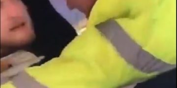 #VIDEO Conductor es golpeado al pedir a pasajero que le baje el volumen de su música