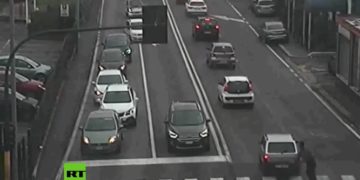 #VIDEO Peatón simula que lo atropellan pero cámaras de seguridad lo desmienten