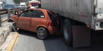 #VIDEO Durante el rescate de un perro, trailero va a exceso de velocidad y provoca un gran percance