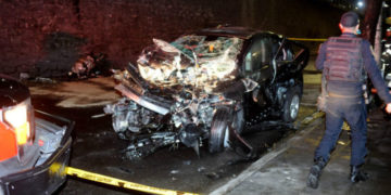 Muere hombre al caer auto del segundo piso del Periférico en CDMX; 2 lesionados