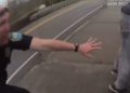 #VIDEO Dos policías atrapan a joven suicida segundos antes de que cayera