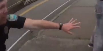 #VIDEO Dos policías atrapan a joven suicida segundos antes de que cayera