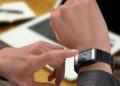 La pulsera de Amazon que da toques si gastas/comes de más
