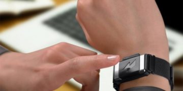 La pulsera de Amazon que da toques si gastas/comes de más