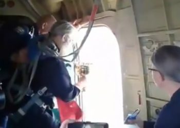Bendicen ciudad rusa desde un avión con agua bendita arrojada por sacerdotes