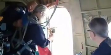 Bendicen ciudad rusa desde un avión con agua bendita arrojada por sacerdotes
