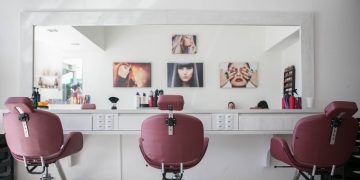 Tratamientos estéticos de pestañas para mujeres son peligrosos, advierte experta