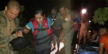 39 kayakistas atrapados en río de Veracruz son rescatados por Marina